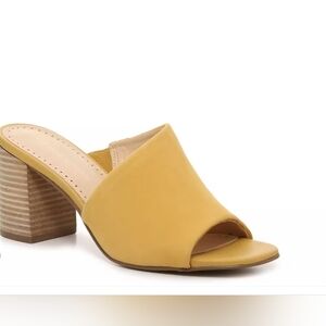 Size 6 - 🆕️ Adrienne Vittadini Albi Yellow Sandals